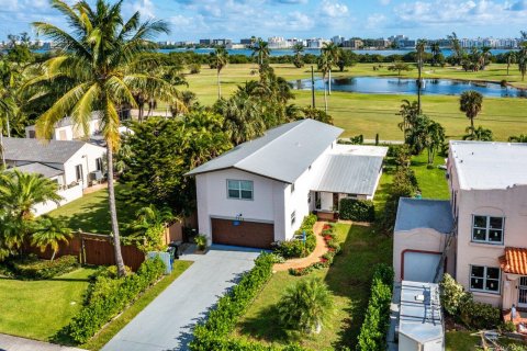 House in Lake Worth, Florida 3 bedrooms, 218.23 sq.m. № 1002773 - photo 1