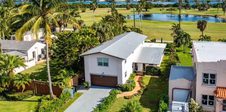 House in Lake Worth, Florida 3 bedrooms, 218.23 sq.m. № 1002773