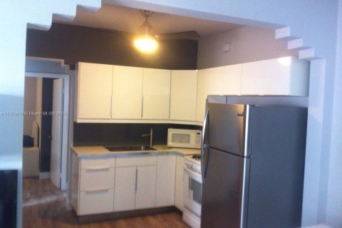 Condo in Miami Beach, Florida, 2 bedrooms  № 2034864 - photo 11