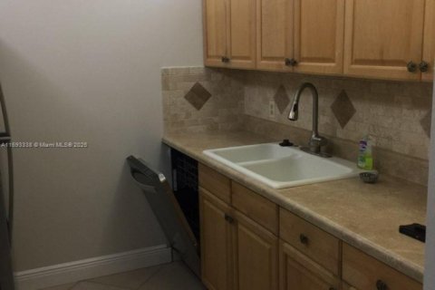 Condo in Pembroke Pines, Florida, 1 bedroom  № 1672567 - photo 12