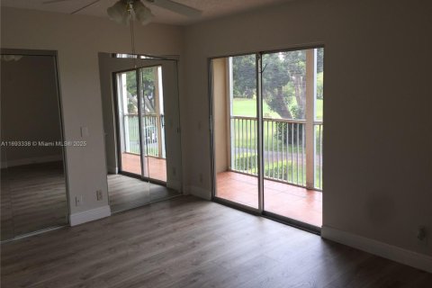 Condo in Pembroke Pines, Florida, 1 bedroom  № 1672567 - photo 8
