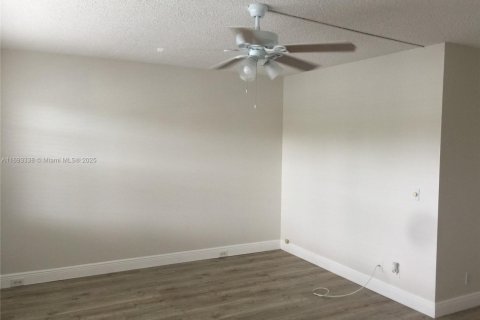 Condo in Pembroke Pines, Florida, 1 bedroom  № 1672567 - photo 3
