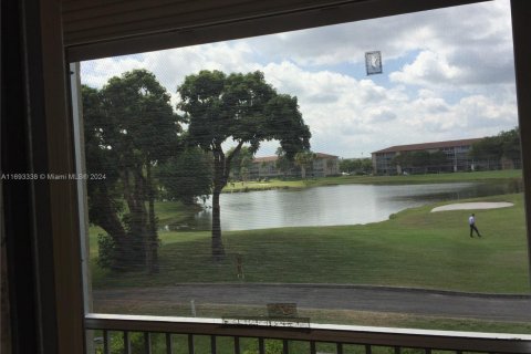 Condo in Pembroke Pines, Florida, 1 bedroom  № 1672567 - photo 1