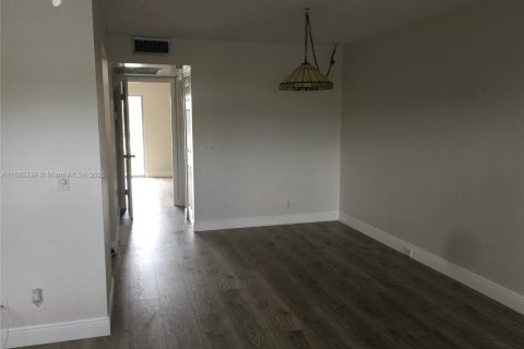 Condo in Pembroke Pines, Florida, 1 bedroom  № 1672567 - photo 11