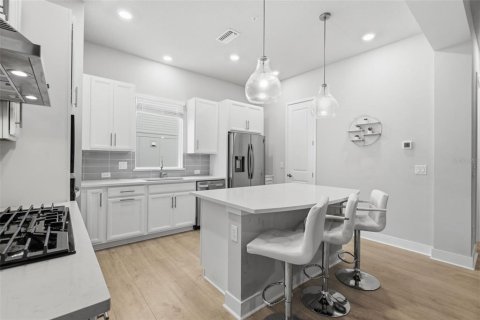 Townhouse in Tampa, Florida 3 bedrooms, 173.54 sq.m. № 2195823 - photo 10