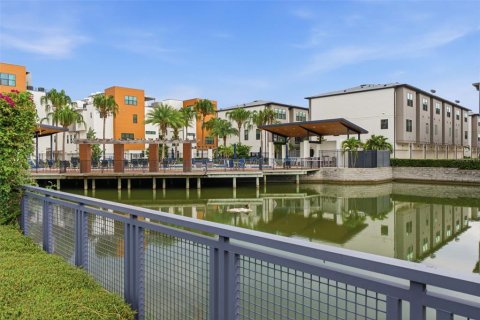 Townhouse in Tampa, Florida 3 bedrooms, 173.54 sq.m. № 2195823 - photo 4
