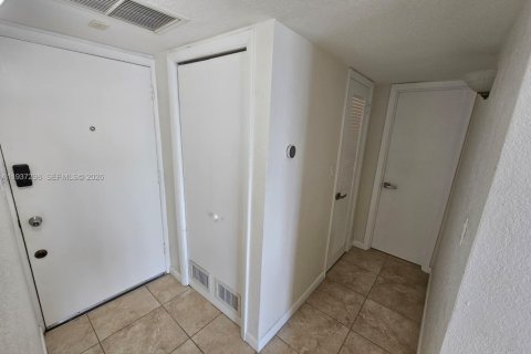 Condo in Aventura, Florida, 1 bedroom  № 1995393 - photo 19