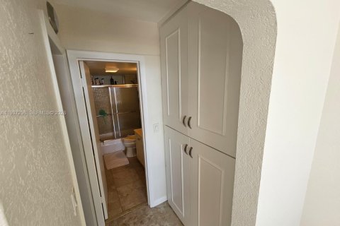 Condo in Aventura, Florida, 1 bedroom  № 1995393 - photo 10