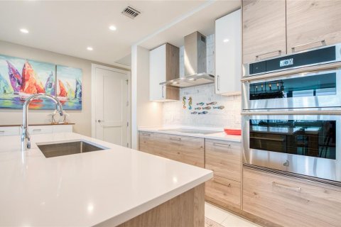 Condo in Saint Petersburg, Florida, 2 bedrooms  № 1919127 - photo 16