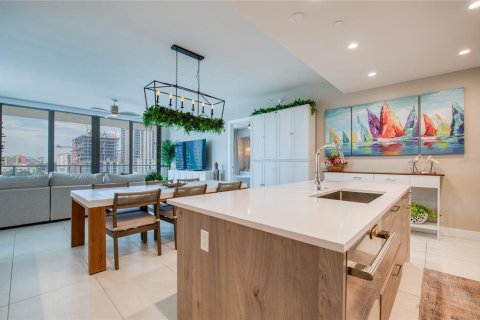 Condo in Saint Petersburg, Florida, 2 bedrooms  № 1919127 - photo 9