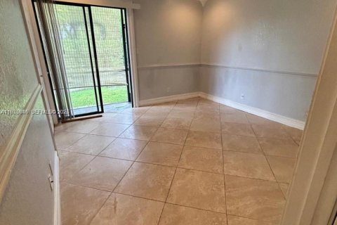 Condominio en alquiler en Coral Springs, Florida, 2 dormitorios, 74.32 m2 № 1993950 - foto 7