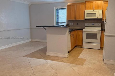 Condominio en alquiler en Coral Springs, Florida, 2 dormitorios, 74.32 m2 № 1993950 - foto 5