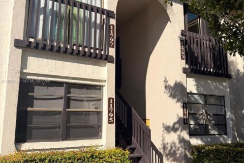 Condominio en alquiler en Coral Springs, Florida, 2 dormitorios, 74.32 m2 № 1993950 - foto 2