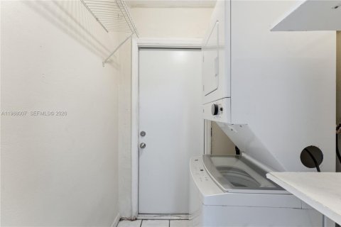 Villa ou maison à vendre à Hallandale Beach, Floride: 4 chambres, 105.07 m2 № 2050316 - photo 11