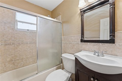 Villa ou maison à vendre à Hallandale Beach, Floride: 4 chambres, 105.07 m2 № 2050316 - photo 5