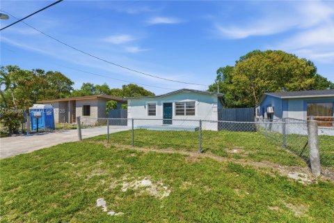 Villa ou maison à vendre à Hallandale Beach, Floride: 4 chambres, 105.07 m2 № 2050316 - photo 2