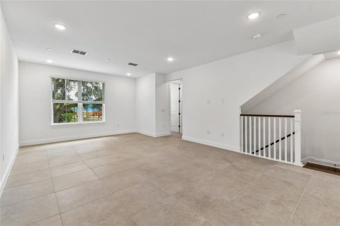 Townhouse in Oviedo, Florida 4 bedrooms, 188.13 sq.m. № 2092889 - photo 13