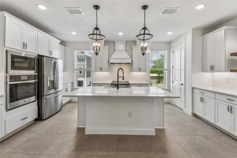 Townhouse in Oviedo, Florida 4 bedrooms, 188.13 sq.m. № 2092889 - photo 2