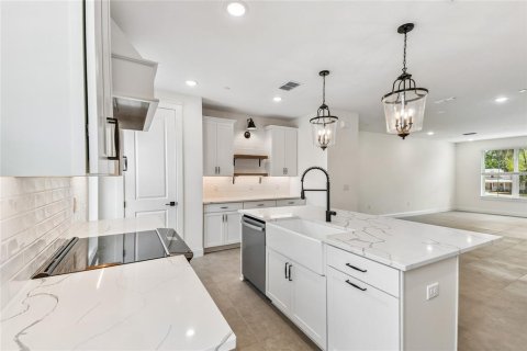 Townhouse in Oviedo, Florida 4 bedrooms, 188.13 sq.m. № 2092889 - photo 5