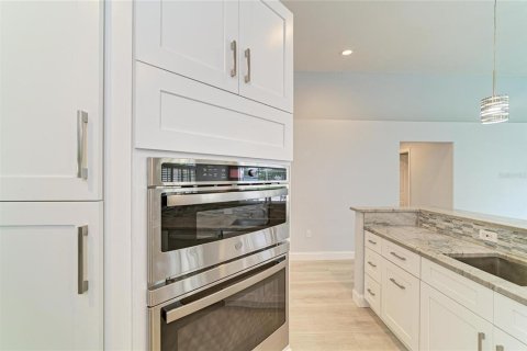 House in Sarasota, Florida 3 bedrooms, 143.72 sq.m. № 2322843 - photo 23