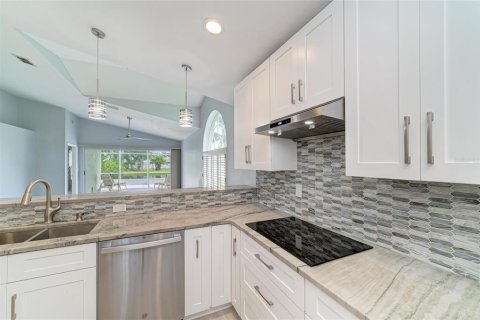 House in Sarasota, Florida 3 bedrooms, 143.72 sq.m. № 2322843 - photo 19