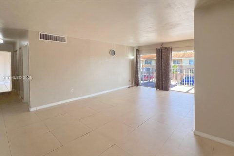 Купить кондоминиум в Дорал, Флорида 2 спальни, 98.48м2, № 1982363 - фото 1