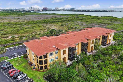Condo in Tampa, Florida, 2 bedrooms  № 2222285 - photo 24