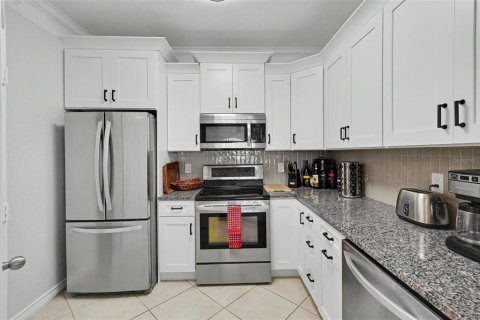 Condo in Tampa, Florida, 2 bedrooms  № 2222285 - photo 8