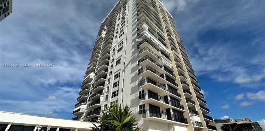 Condominio en Hollywood, Florida, 2 dormitorios  № 2089053
