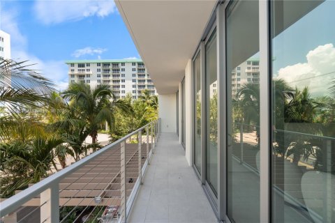 Снять в аренду кондоминиум в Бей-Харбор-Айлендс, Флорида 4 спальни, 207.17м2, № 1949581 - фото 2