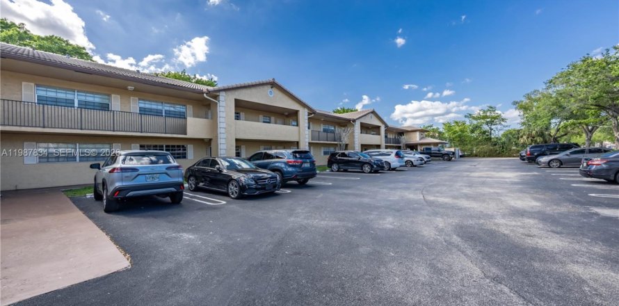 Кондоминиум с 2 спальнями в Корал-Спрингс, Флорида № 2050656