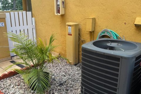 Снять в аренду таунхаус в Майами, Флорида 2 спальни, 83.24м2, № 1949610 - фото 1