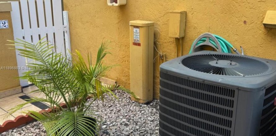 Таунхаус в Майами, Флорида 2 спальни, 83.24м2 № 1949610