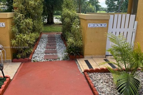 Снять в аренду таунхаус в Майами, Флорида 2 спальни, 83.24м2, № 1949610 - фото 7