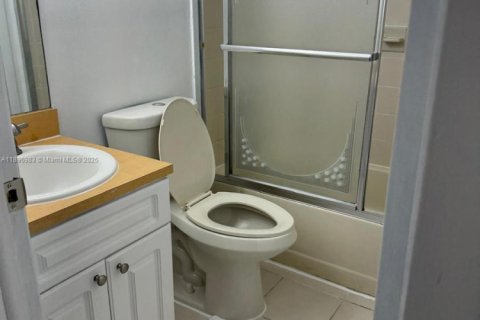 Снять в аренду таунхаус в Майами, Флорида 2 спальни, 83.24м2, № 1949610 - фото 8