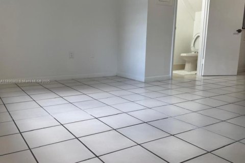 Снять в аренду таунхаус в Майами, Флорида 2 спальни, 83.24м2, № 1949610 - фото 3