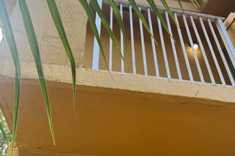 Снять в аренду таунхаус в Майами, Флорида 2 спальни, 83.24м2, № 1949610 - фото 9