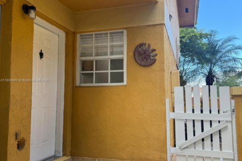 Снять в аренду таунхаус в Майами, Флорида 2 спальни, 83.24м2, № 1949610 - фото 6