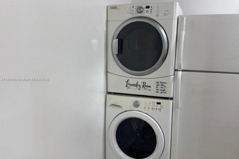 Снять в аренду таунхаус в Майами, Флорида 2 спальни, 83.24м2, № 1949610 - фото 10