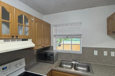 Снять в аренду таунхаус в Майами, Флорида 2 спальни, 83.24м2, № 1949610 - фото 4