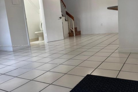 Снять в аренду таунхаус в Майами, Флорида 2 спальни, 83.24м2, № 1949610 - фото 5