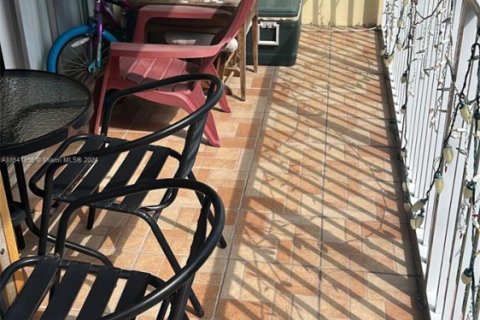 Condo in Miami, Florida, 1 bedroom  № 1328223 - photo 13