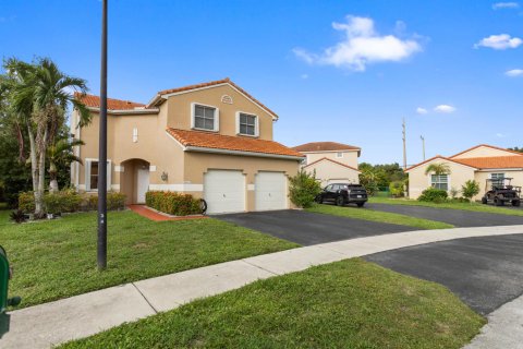 Villa ou maison à vendre à Pembroke Pines, Floride: 4 chambres, 196.4 m2 № 2400578 - photo 5