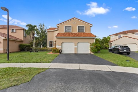 Villa ou maison à vendre à Pembroke Pines, Floride: 4 chambres, 196.4 m2 № 2400578 - photo 2