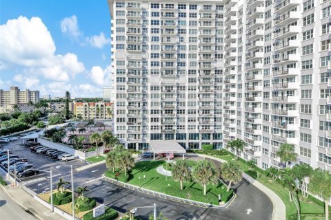 Condo in Pompano Beach, Florida  № 1995028 - photo 6