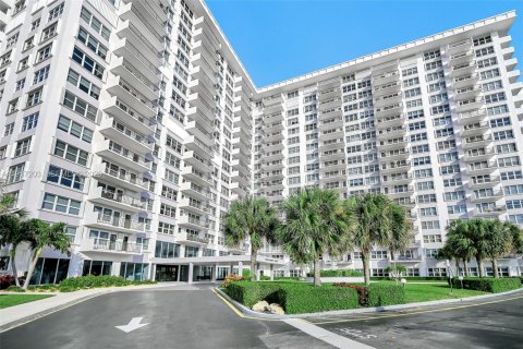 Condo in Pompano Beach, Florida  № 1995028 - photo 8