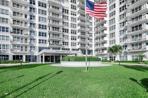 Condo in Pompano Beach, Florida  № 1995028 - photo 10