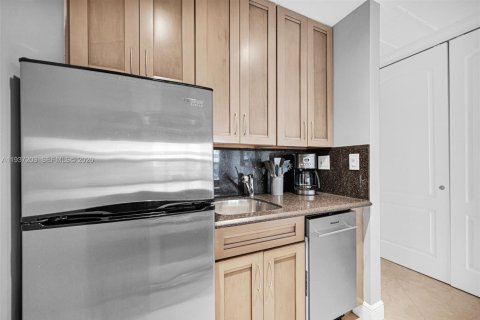 Condo in Pompano Beach, Florida  № 1995028 - photo 22