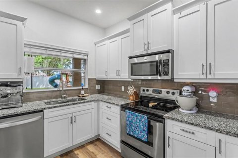 House in Auburndale, Florida 4 bedrooms, 174.19 sq.m. № 2347398 - photo 8