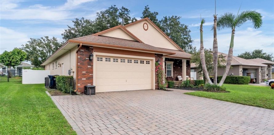 House in Auburndale, Florida 4 bedrooms, 174.19 sq.m. № 2347398